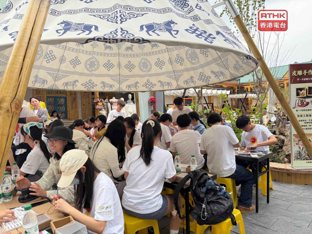皮雕屬非物質文化遺產，交流團體驗製作皮雕。（黃貝紋攝）