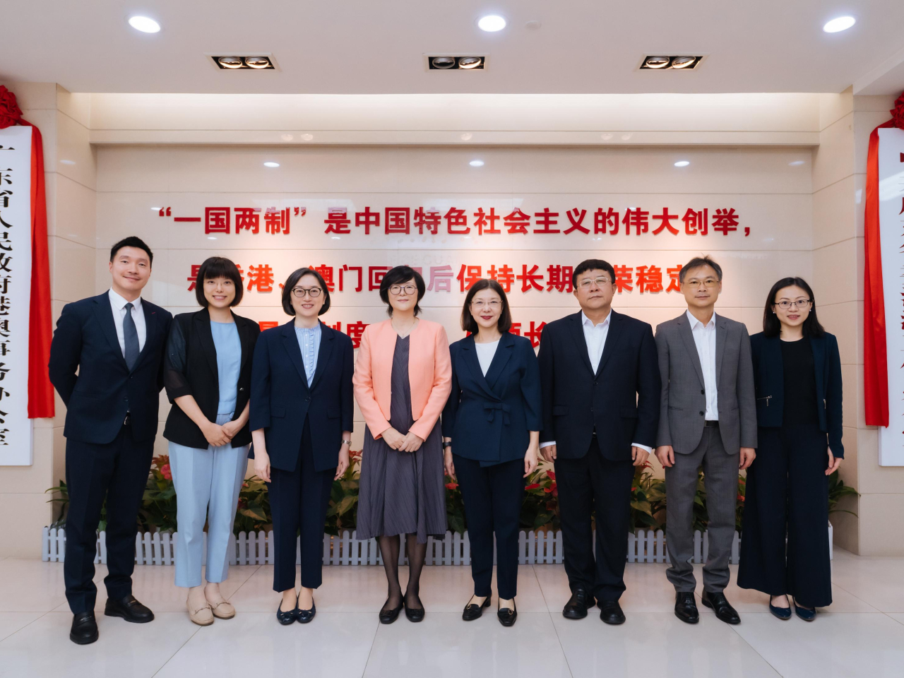 謝小華（右四）與廣東省港澳辦主任陳麗文（左四）及其他代表合照。（政府新聞處）