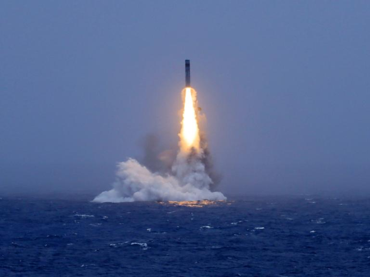 解放軍海軍一艘戰略核潛艇日前發射一枚攜載訓練模擬彈頭的潛射戰略導彈。（新華社資料圖片）