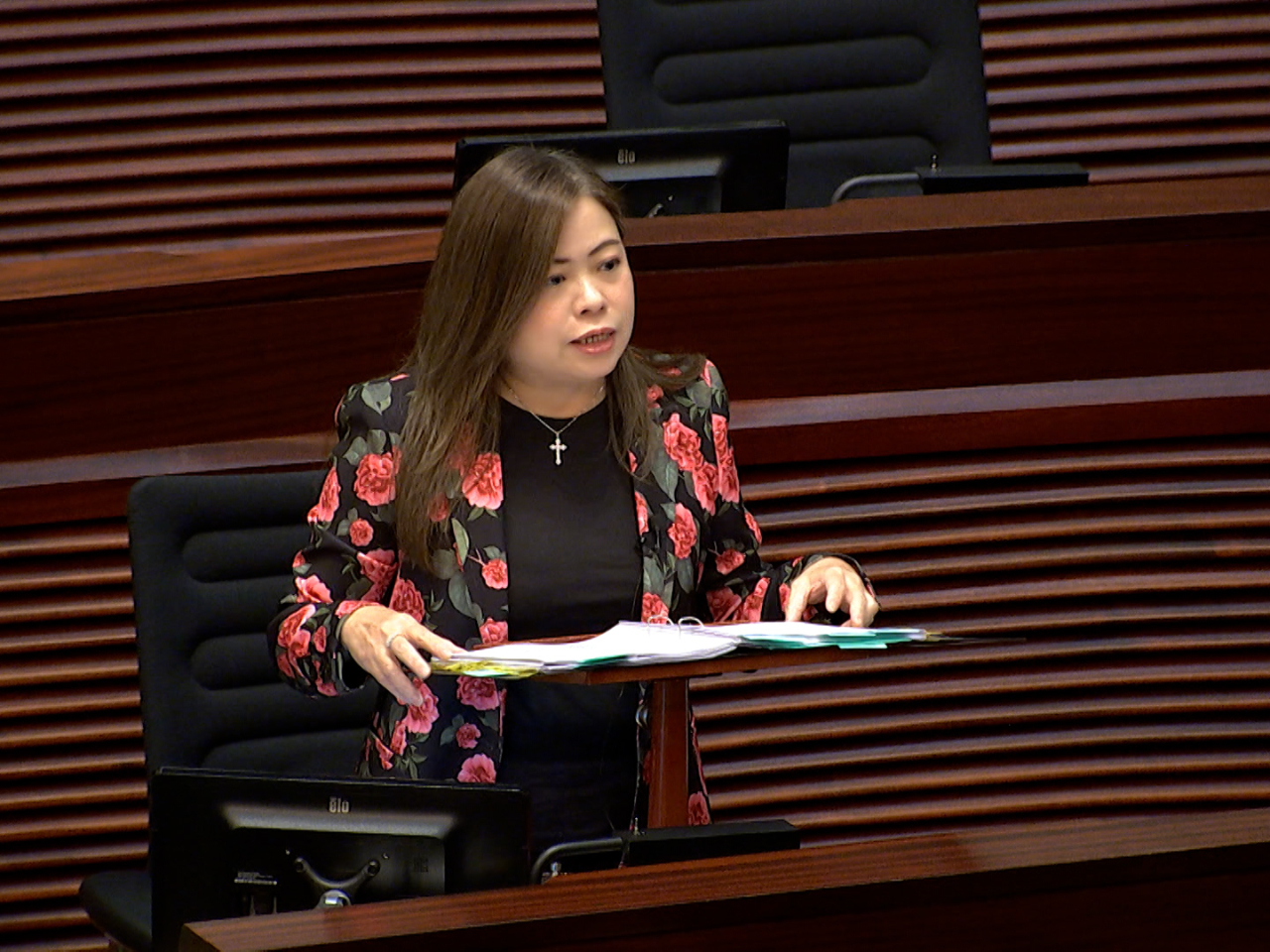 羅淑佩說，正等待相關計劃書，如有具體計劃，政府願意聆聽及「拆牆鬆綁」。