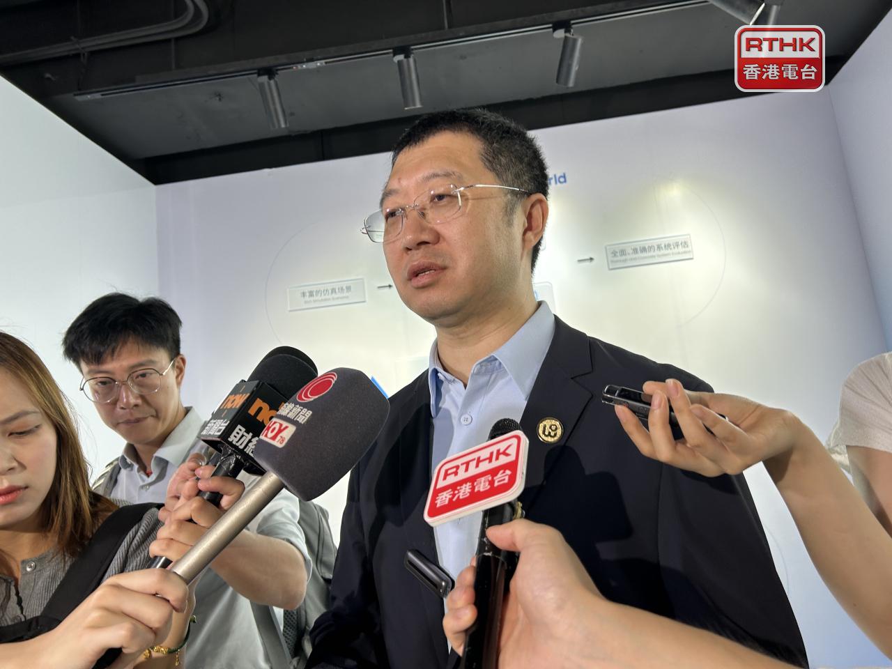 文遠知行首席執行官韓旭說，無人駕駛車設有360度傳感器，較人類操作更加安全。(趙嘉駿攝)