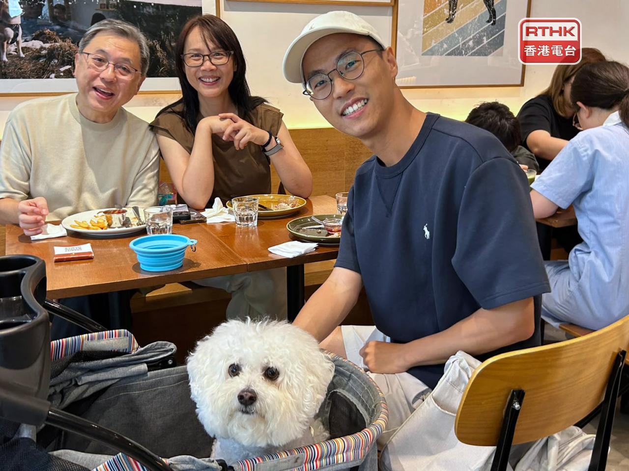 狗主陳先生說近期天氣炎熱，很開心可以帶狗隻到餐廳。（鄧穎琳攝）