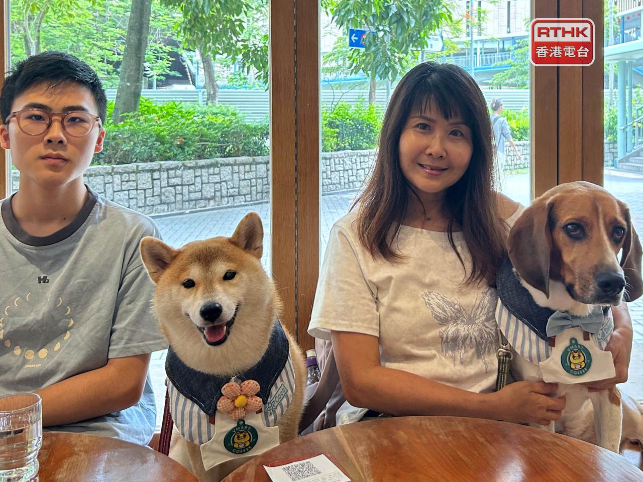 曾小姐帶同兩隻狗前來，形容心情興奮。（鄧穎琳攝）