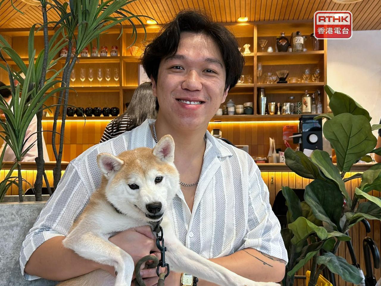 狗主陳先生說已儲存900多間獲批食肆名單，放假時再帶狗隻外出。（鄧穎琳攝）
