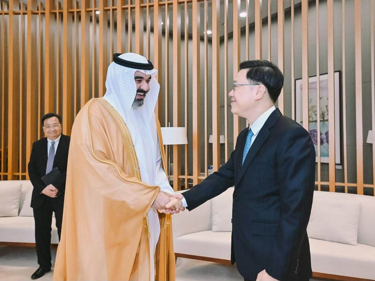 李家超與沙特阿拉伯通訊與資訊科技大臣會面。（李家超社交專頁）