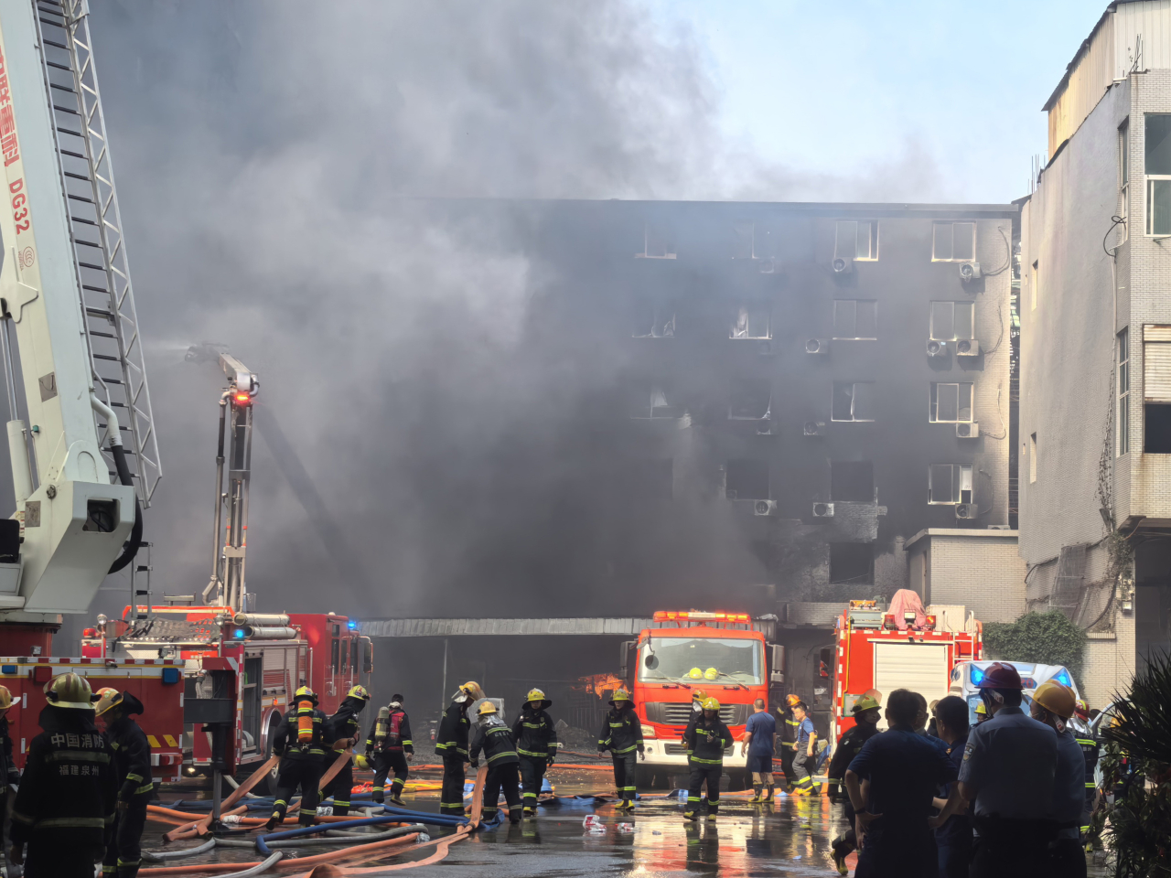福建泉州晉江市鞋廠大火，消防人員到火災現場滅火救援。（新華社）