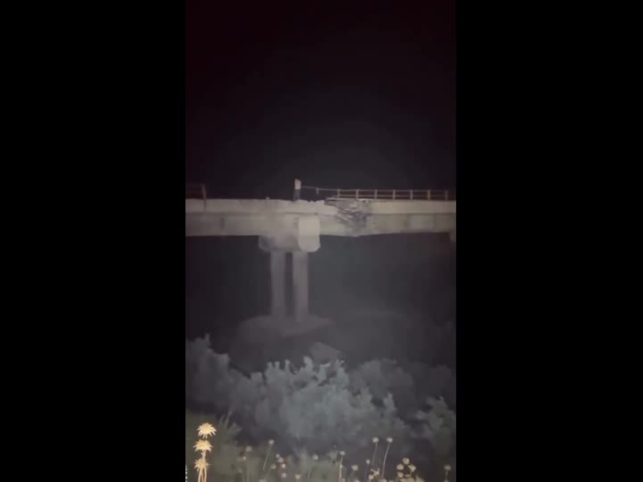 伊朗有橋樑遭受美軍打擊，損毀嚴重。(路透社)