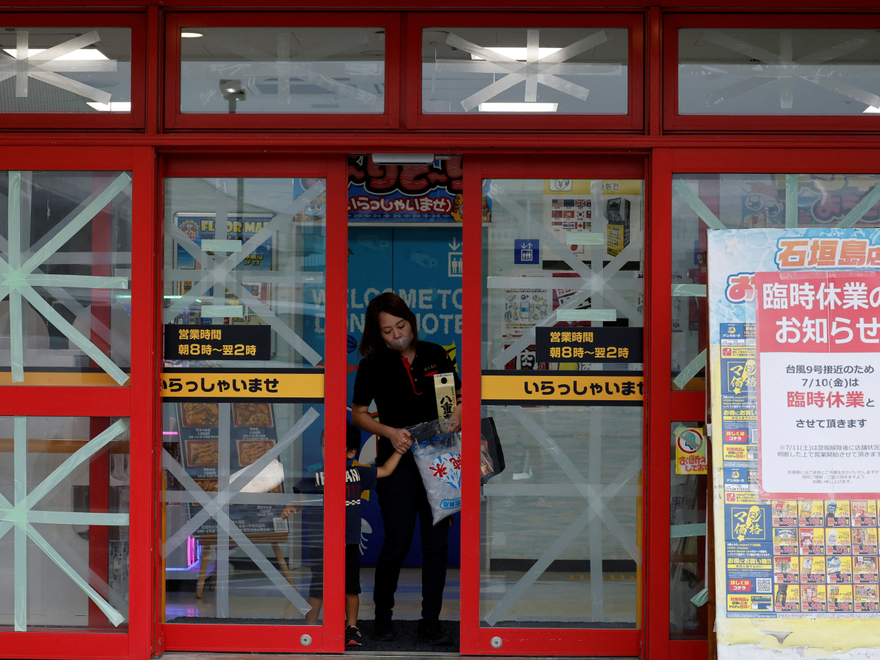 People stock up on provisions ahead of Bavi's passage. Photo: Reuters