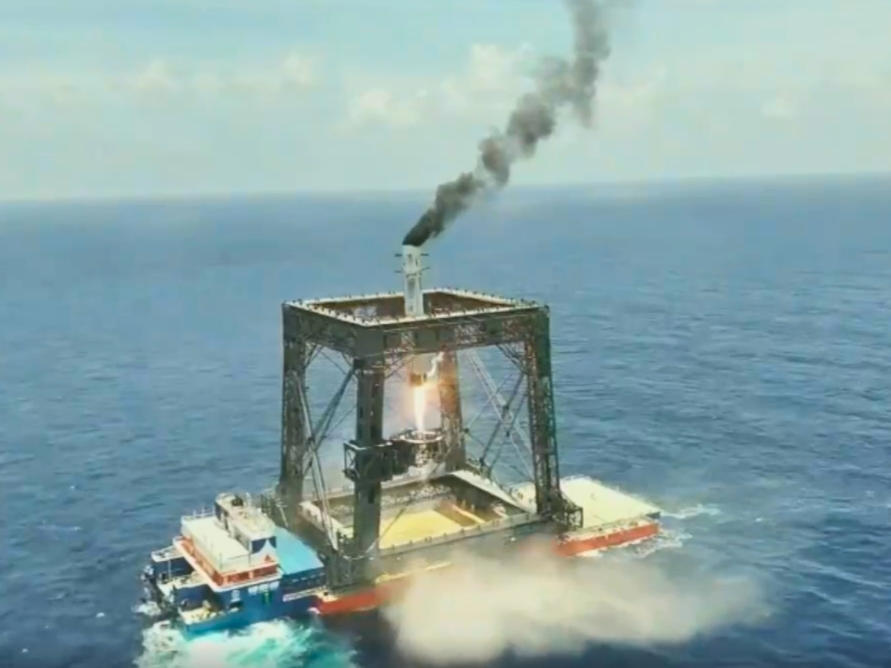 The Long March-10B rocket enters a landing burn during a controlled retrieval on a platform out at sea. Photo: CCTV