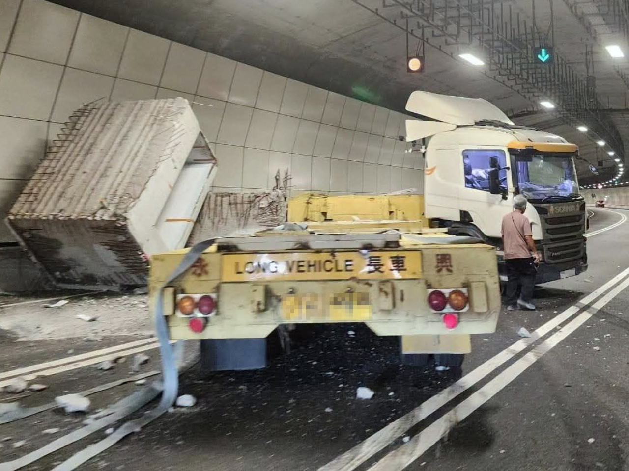 一輛運載預製組件的車輛，在中九龍繞道往油麻地方向的隧道內失事，撞向石壆，無人受傷。（網上圖片）
