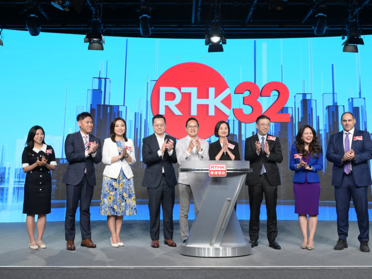 廣播處長關婉儀 （右四）與港台顧問委員會成員等嘉賓主持新節目巡禮儀式。