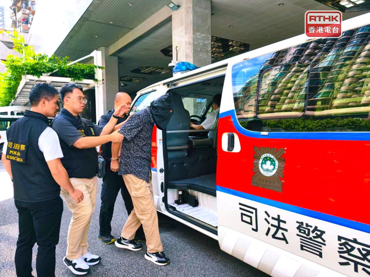 澳門司警下午將退休同僚押往檢察院偵訊。（鄭月明攝）