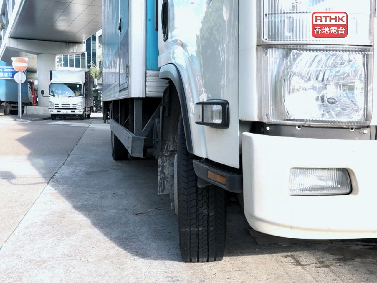 運輸及物流局指年長駕駛者人數持續增長，而商用車輛司機當中的年長人數比例亦持續上升。（港台圖片）