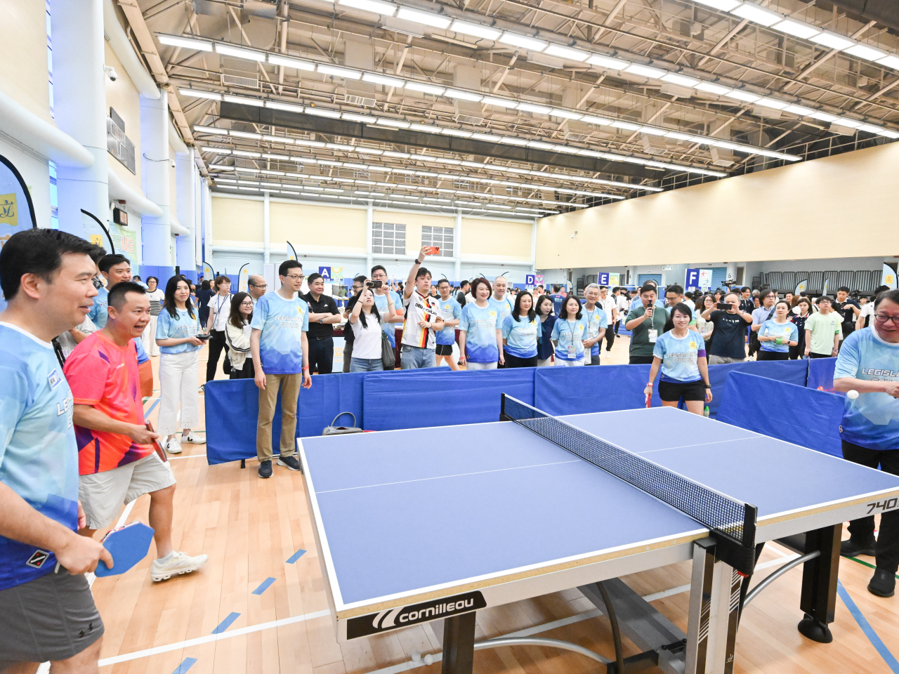 陳國基參與乒乓球活動 。（政府新聞處提供）