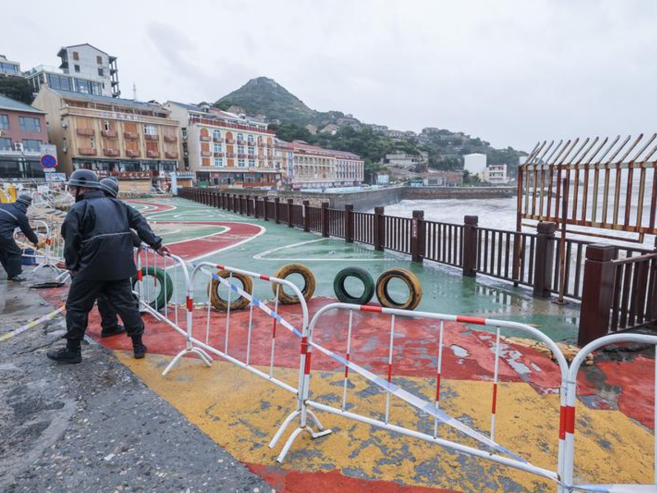在浙江台州溫嶺，當局派人在海邊設立警戒線及圍欄，防止民眾進入危險區域。（新華社）
