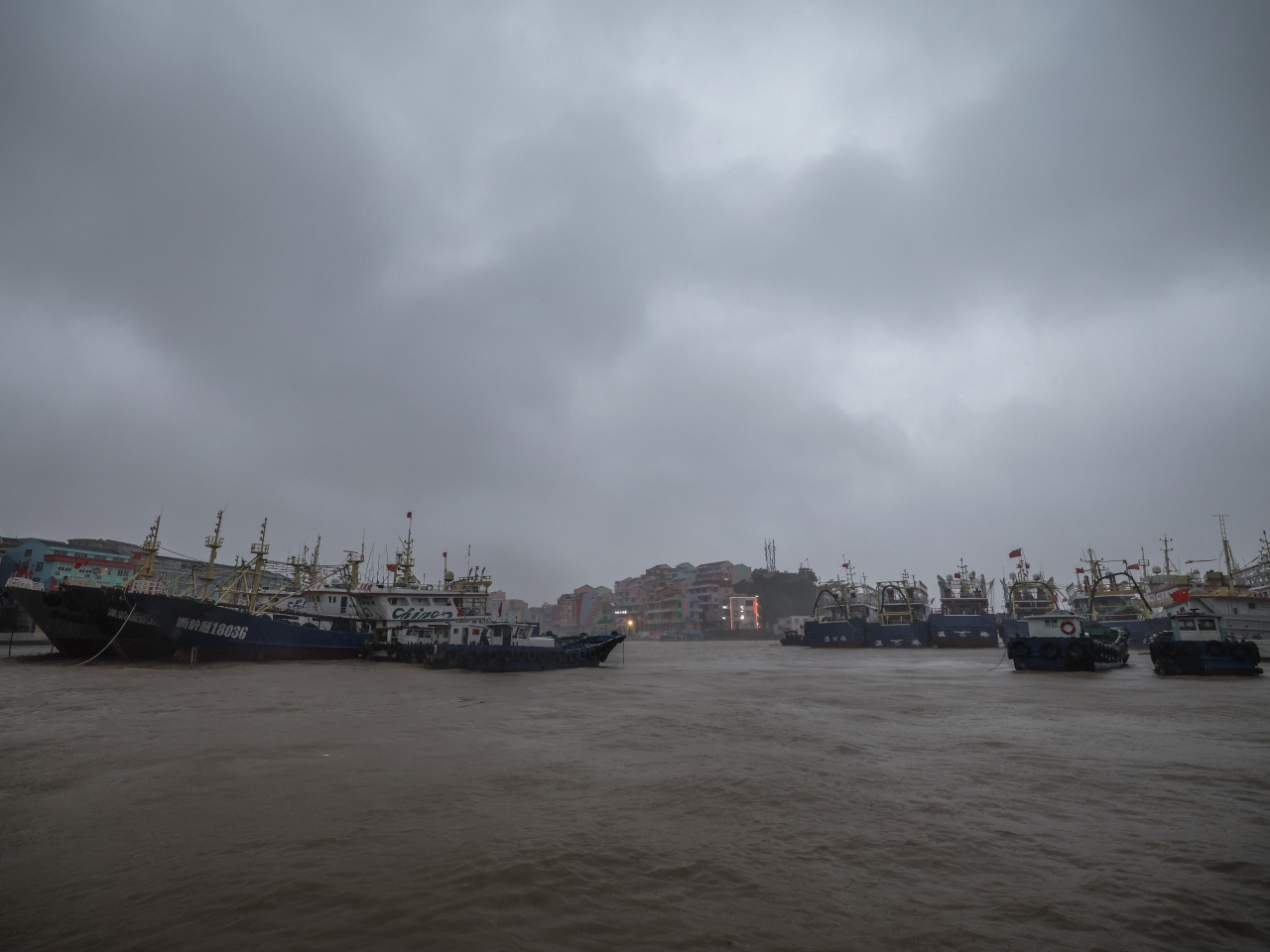 熱帶氣旋巴威昨晚以颱風級別，兩度登陸浙江，中央氣象台發布暴雨橙色預警、颱風黃色預警。（新華社）