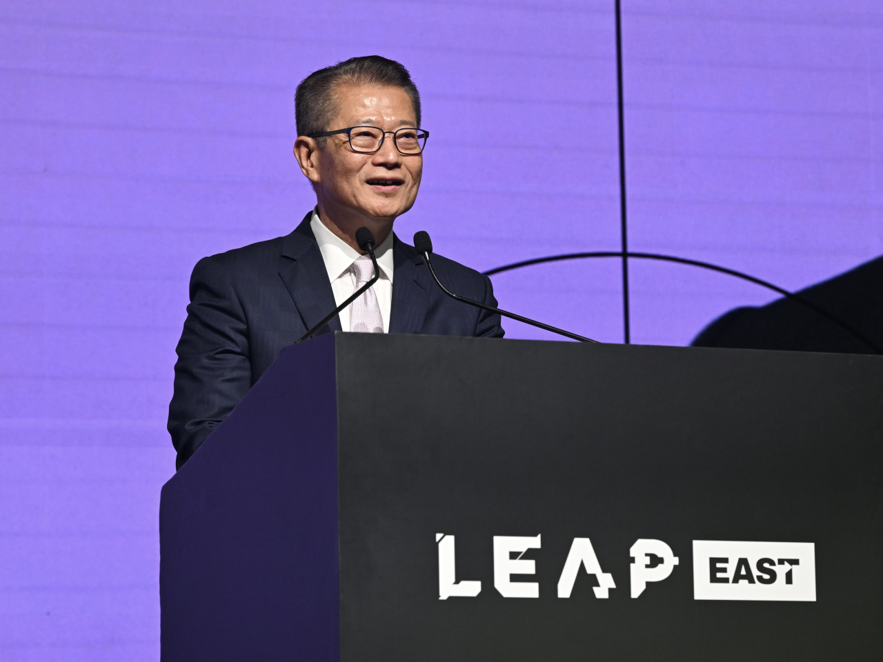 陳茂波於LEAP East 2026開幕典禮上致辭。（財政司司長隨筆）