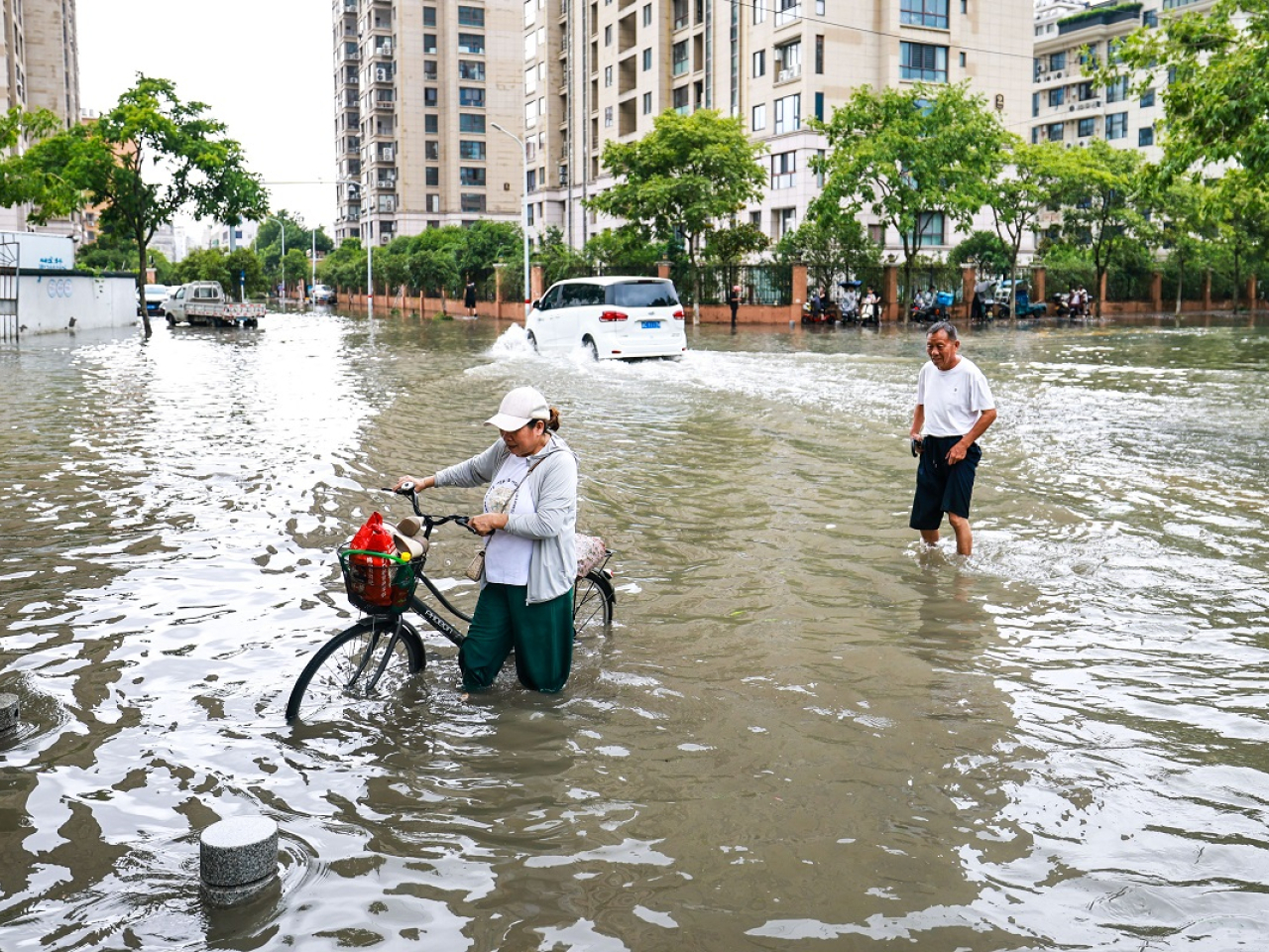 中央救災物資調撥到浙江及天津與安徽等地救助受災群眾。（新華社）