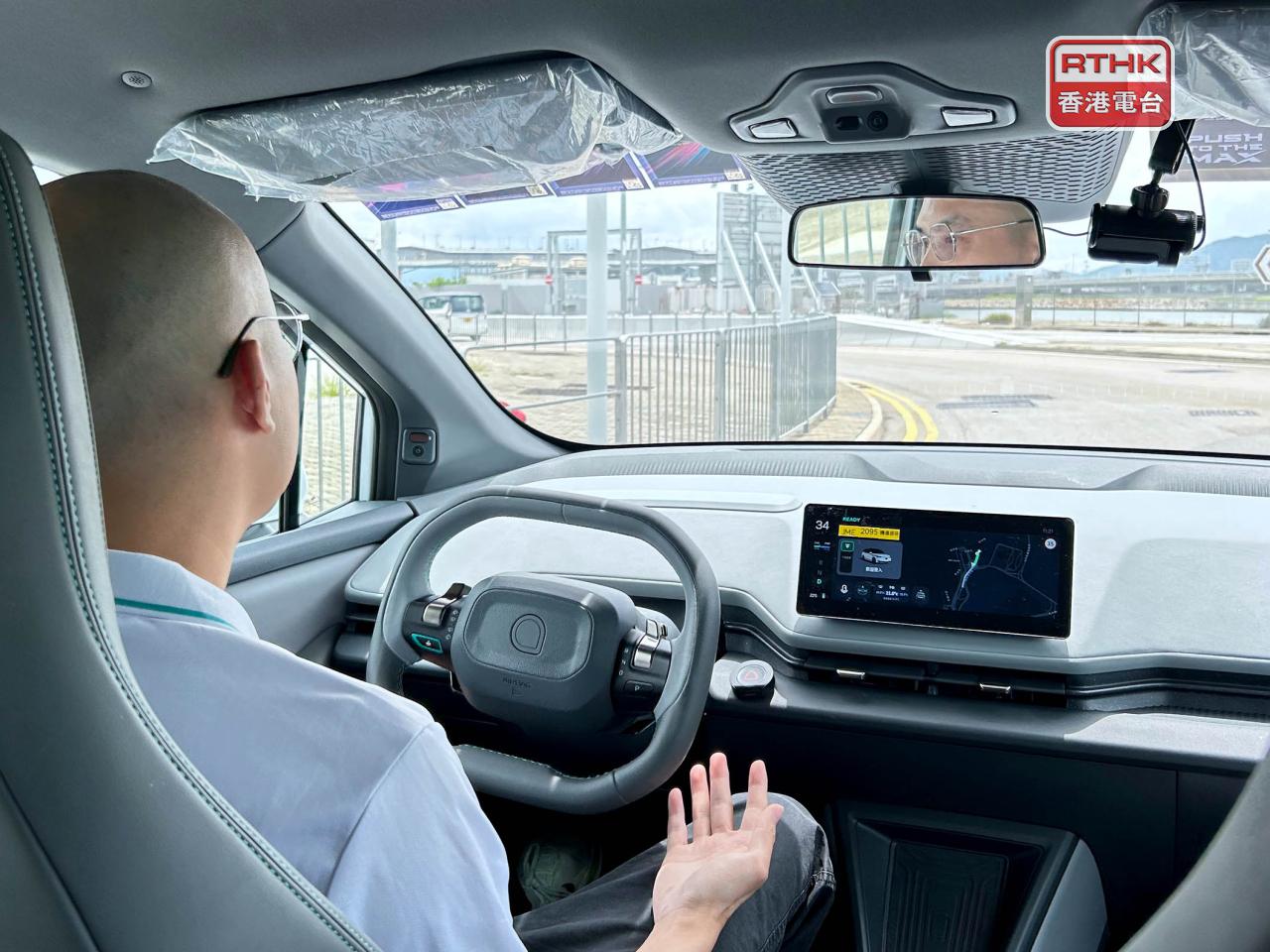 試乘期間，車輛時速維持在50公里以下，車上操作員雙手放在軚盤附近戒備。（鄧穎琳攝）