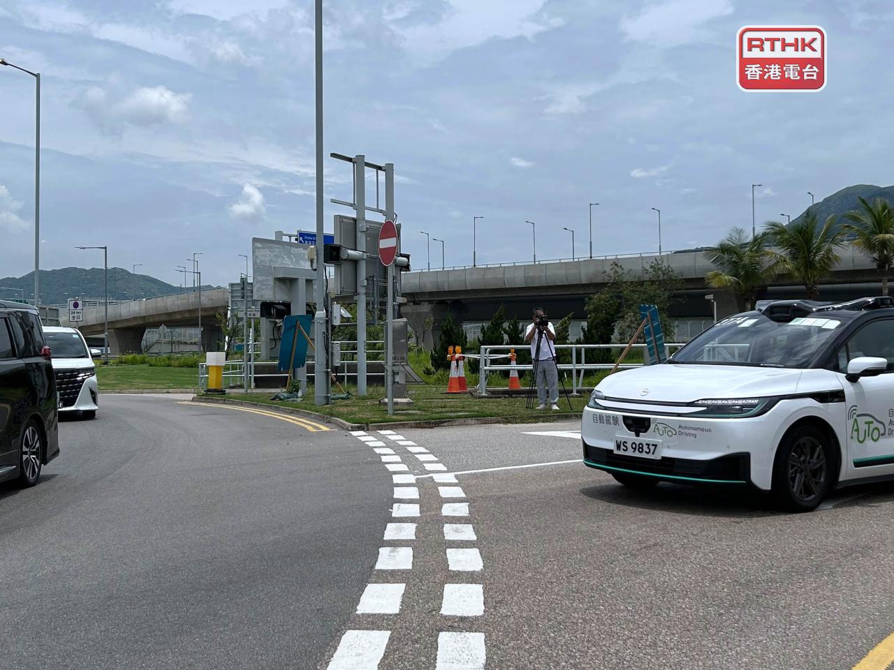 百度駕駛說，自動車已適應香港「左上右落」道路設計，在繁忙迴旋處及必須讓路的路口等多種複雜場景，實現安全平穩運行。（鄧穎琳攝）