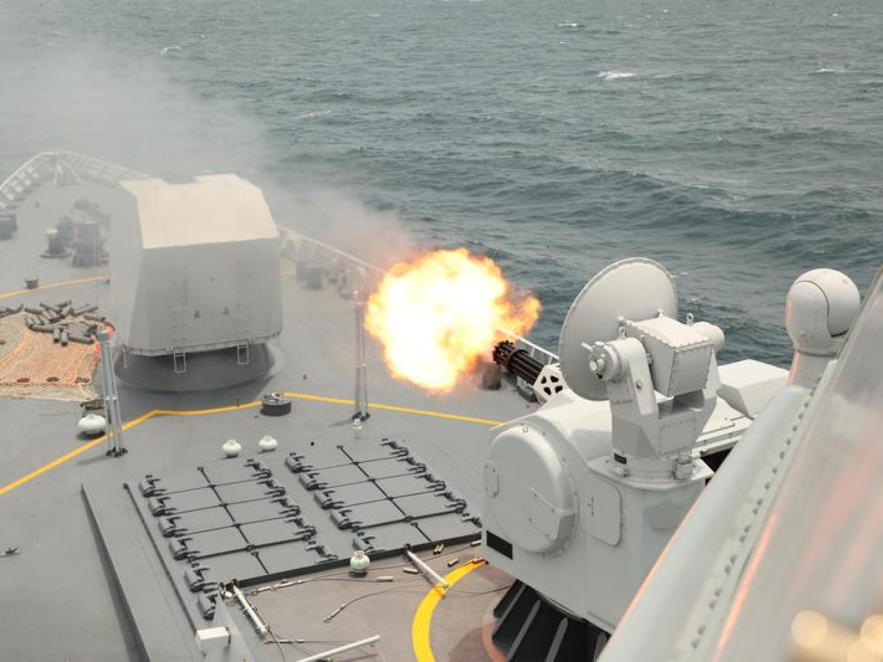 中國海軍導彈驅逐艦開封艦，在聯合演習中射擊空中目標。（新華社）