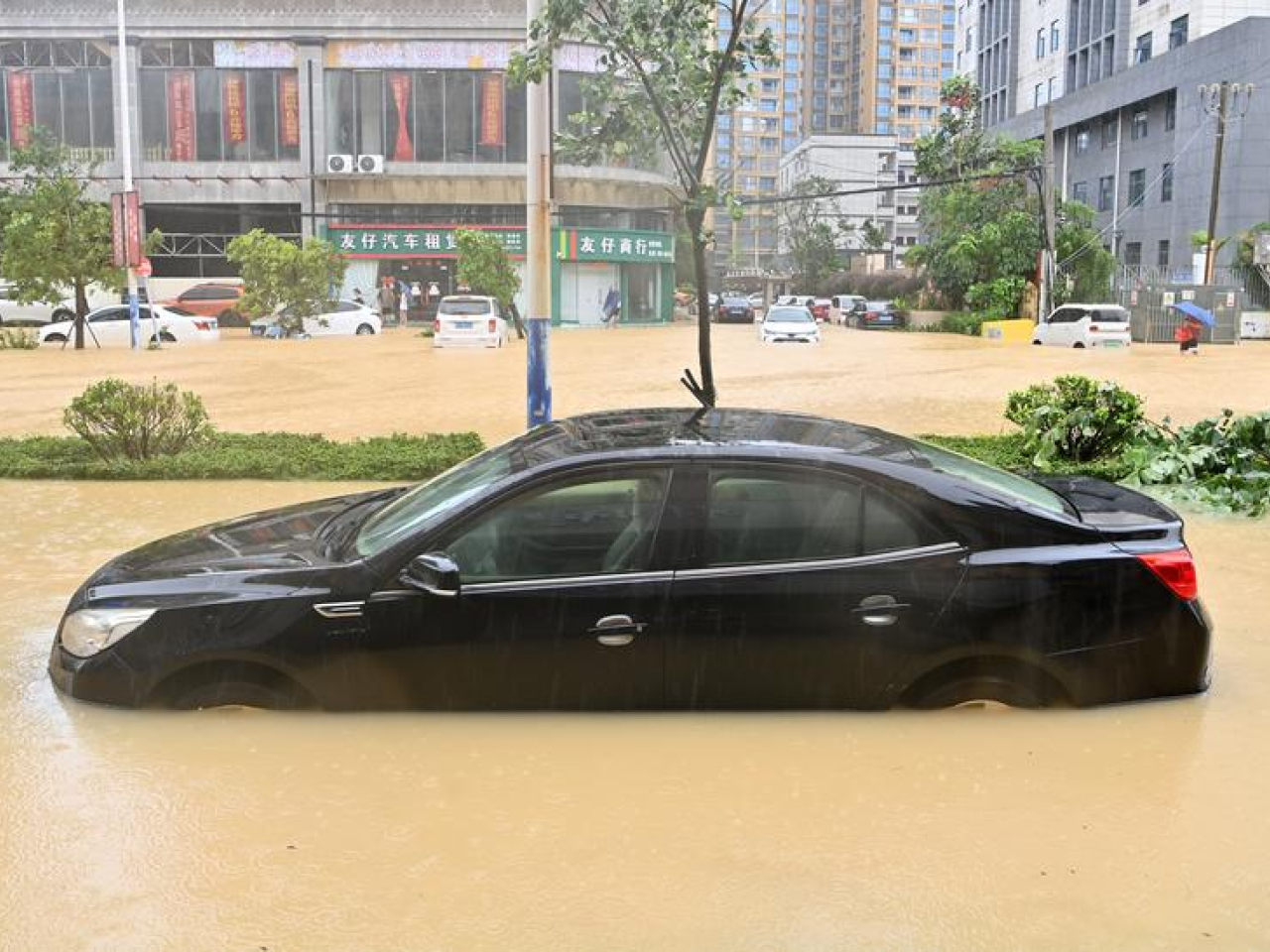 廣西早前受颱風美莎克影響，多處有暴雨，防城港市有車輛被浸。（新華社資料圖片）