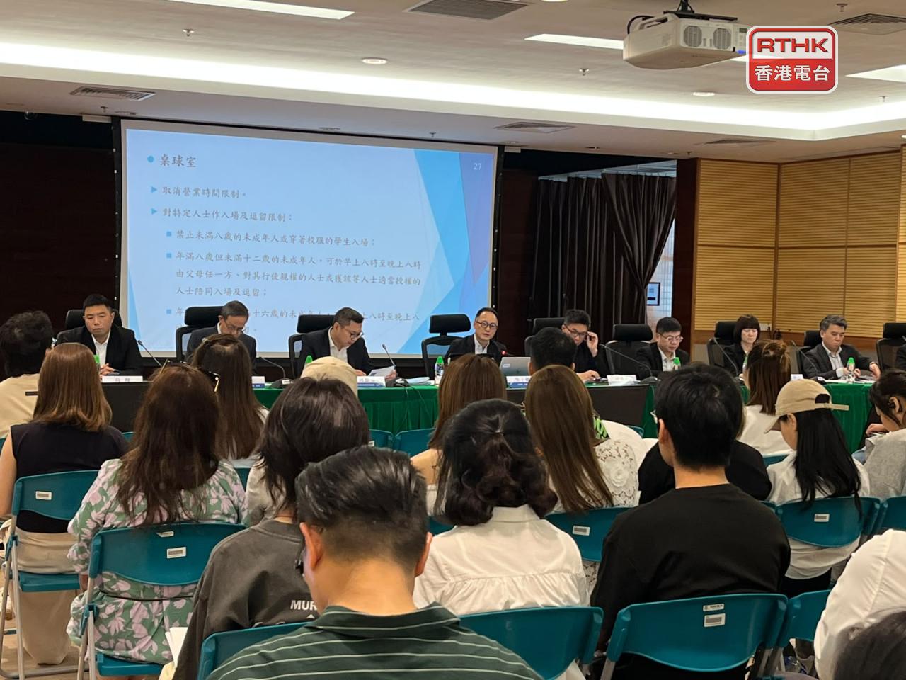 澳門在星期日舉行了《特定業務及活動的規管制度》第一場公開諮詢，由官員聽取市民意見和即場解答部份疑問。（鄭月明攝）