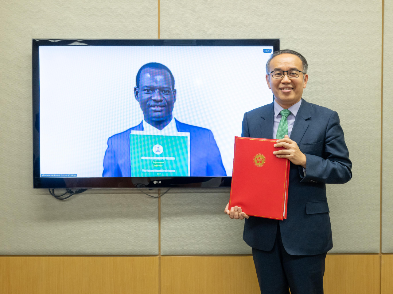 許正宇與尼日利亞財政部長兼經濟協調部長Taiwo Oyedele，代表香港特區政府與尼日利亞政府簽署全面性避免雙重課稅協定。（政府新聞處）