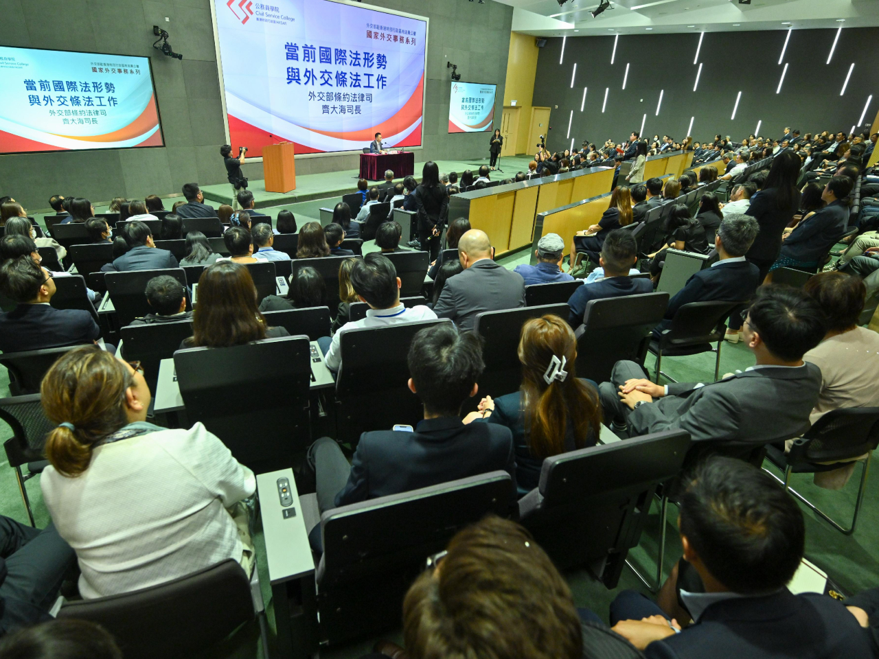 約250名高級官員、首長級和高級公務員出席講座。（政府新聞處）
