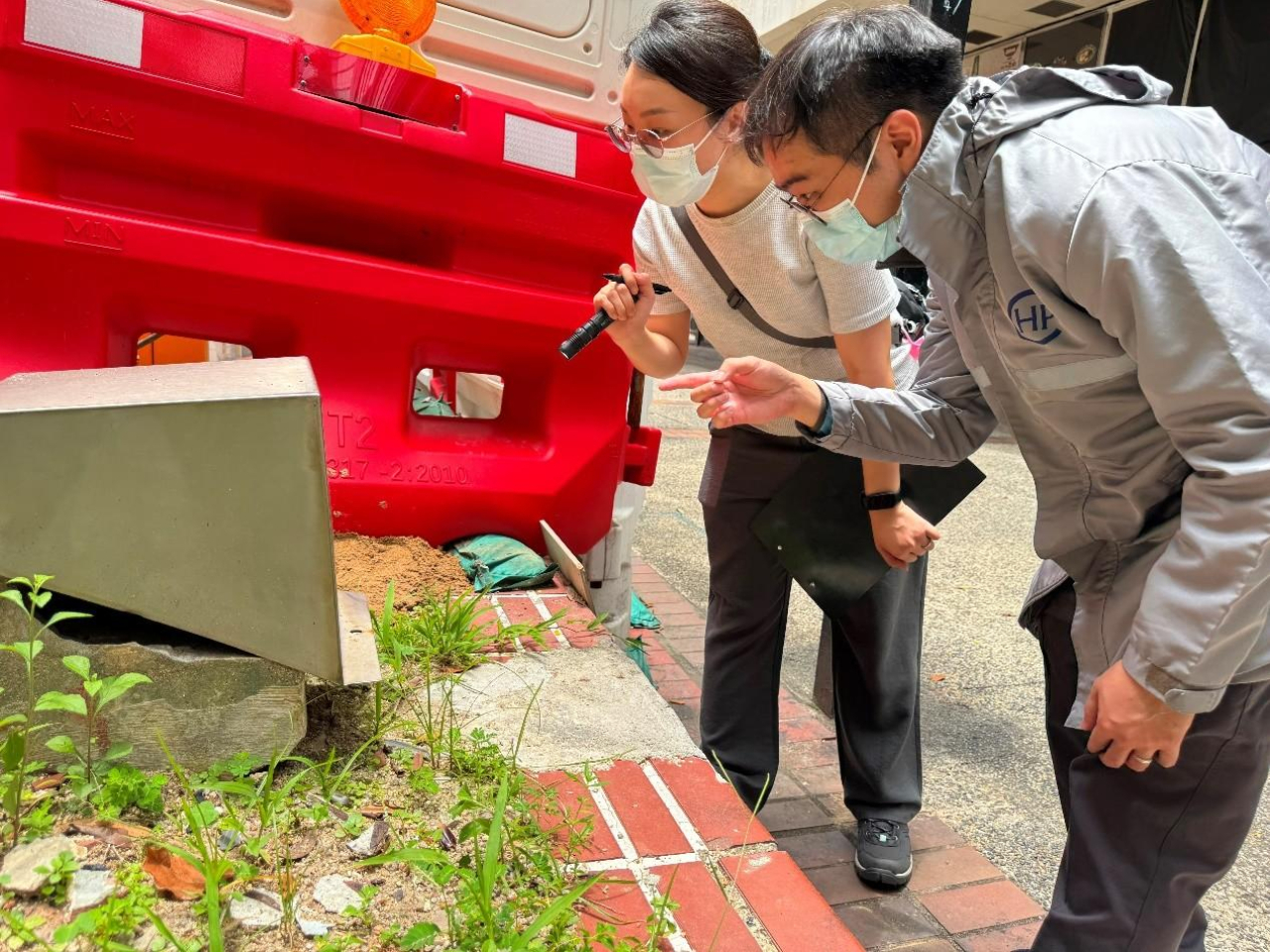 衞生防護中心及食環署人員在病人尖沙咀活動範圍周邊街道調查鼠跡。（政府新聞處）