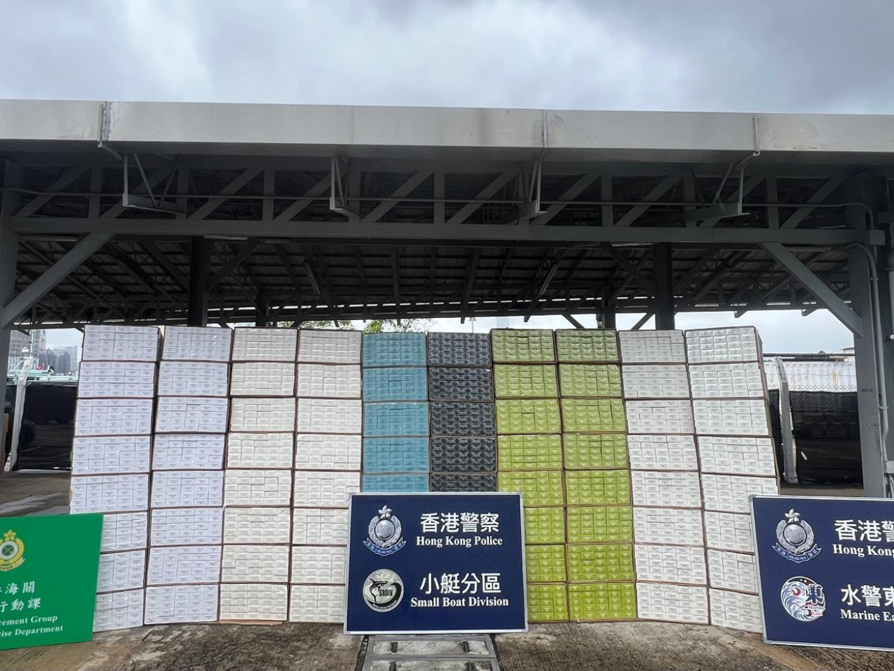 水警聯同海關在貨車上檢獲約158萬支懷疑私煙。（警方提供）