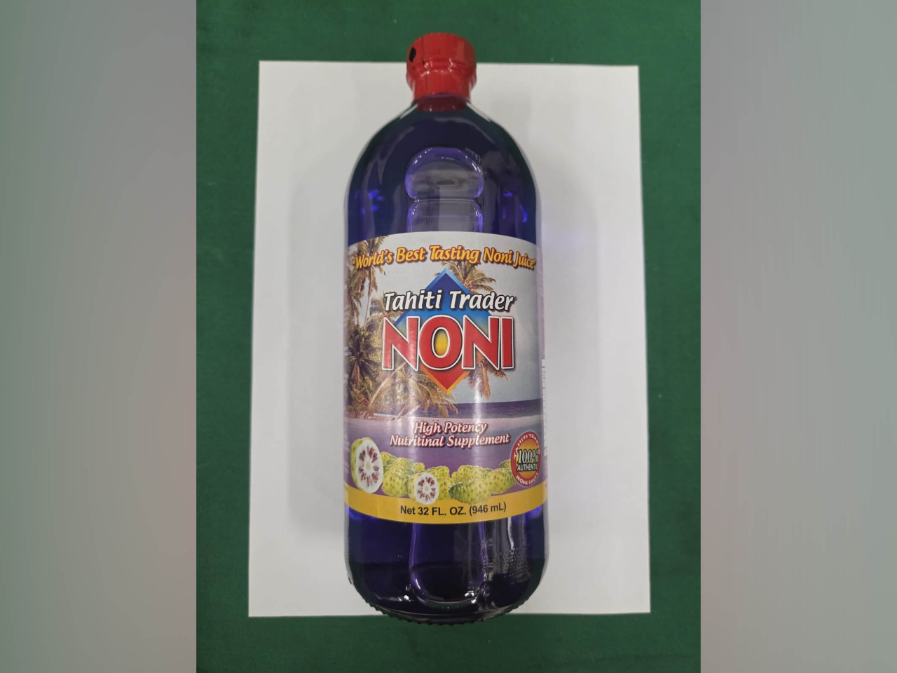 海關檢獲部分藏在果汁玻璃樽內的懷疑液態冰毒。（政府新聞處）