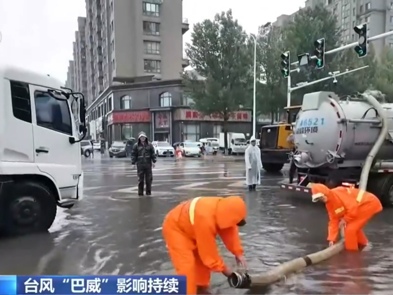 在吉林東豐縣，消防等搶險人員加緊排走積水，以免主幹道交通受阻。（央視片段截圖）