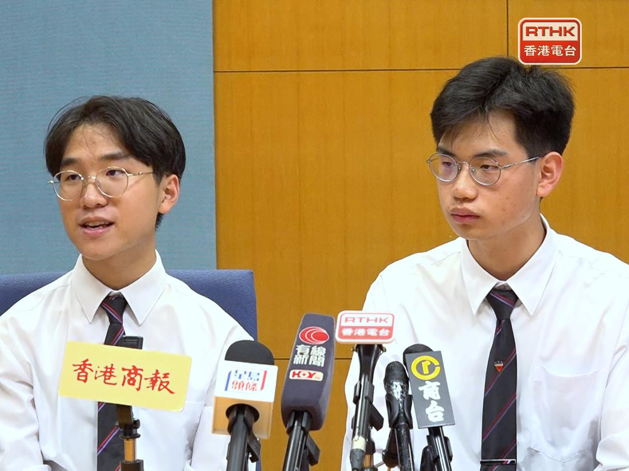 喇沙書院許樂（左）是超級狀元，他在數學延伸部分同樣獲得5**、莊梓謙（右）成為狀元。（郭志強攝）