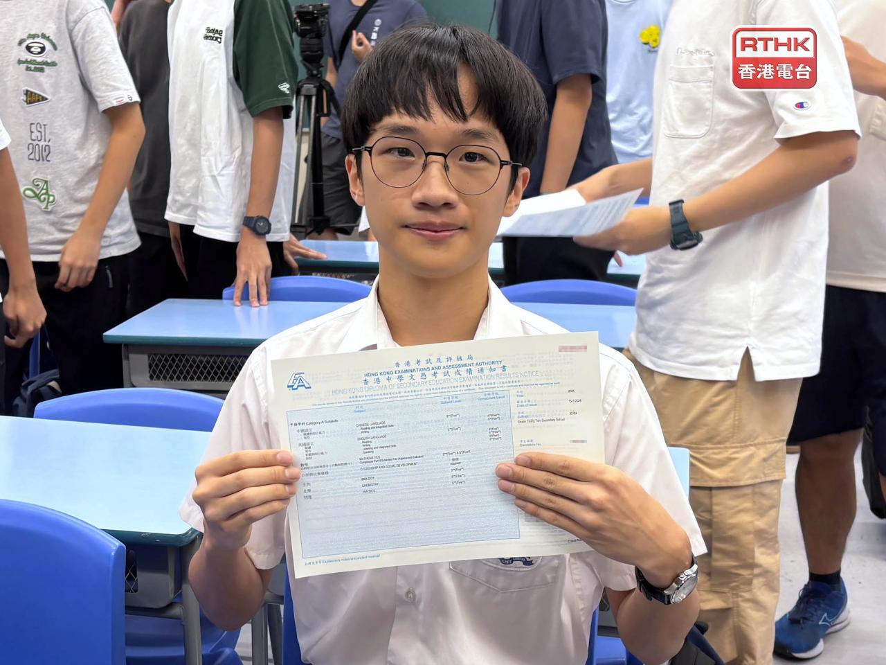沙田崇真中學首次有文憑試狀元。（實習記者倪芷瑩攝）