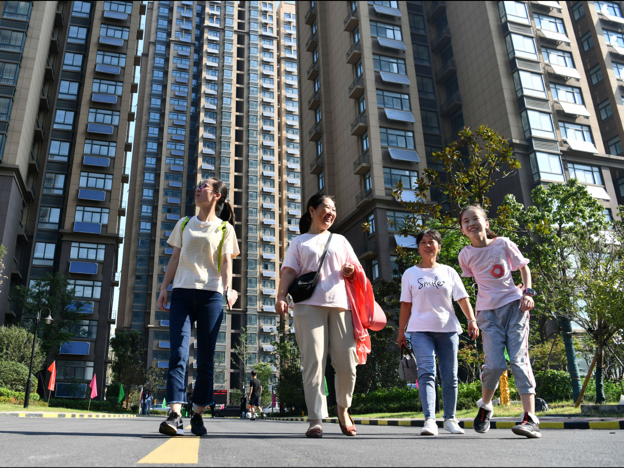 路透按國家統計局數據測算，內地6月70個大中城市新樓售價按年跌幅收窄至3.3%。（新華社資料圖片）