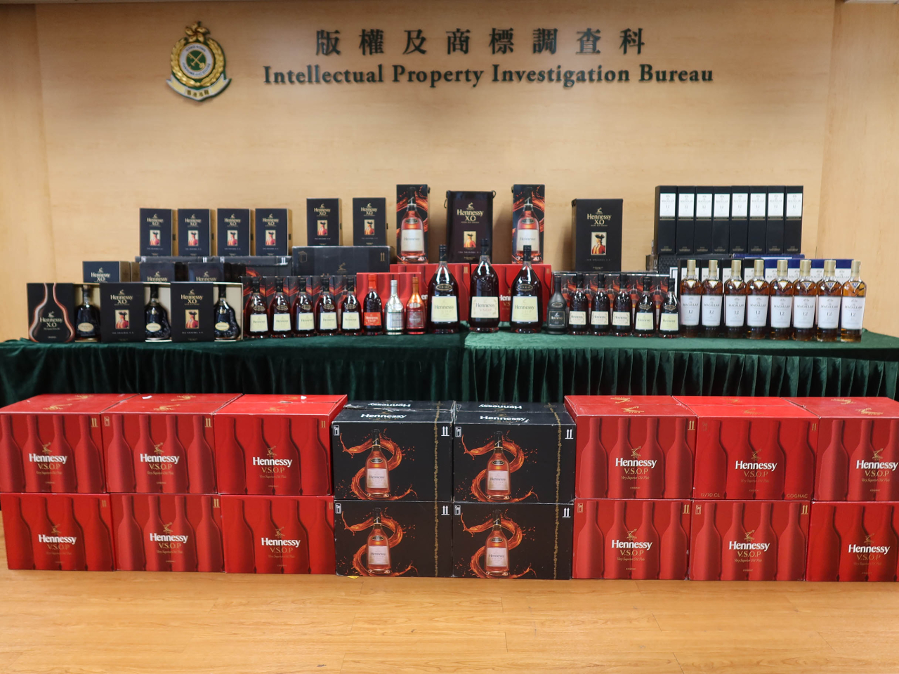 海關檢獲的懷疑冒牌烈酒。（政府新聞處）