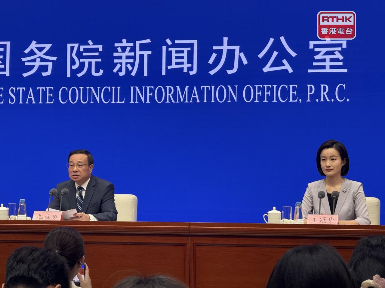 毛盛勇（左）表示，隨著中國發展階段的變化，尤其是由過去高增長轉向高質量發展的新階段，固投的結構、質量、效益更為重要。（趙嘉駿攝）