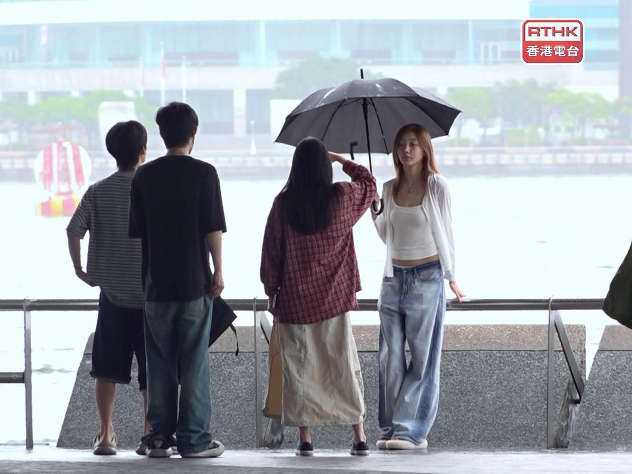 天文台發出特別天氣提示，表示受活躍西南氣流影響，本港未來一兩小時雨勢有時頗大。（港台圖片）