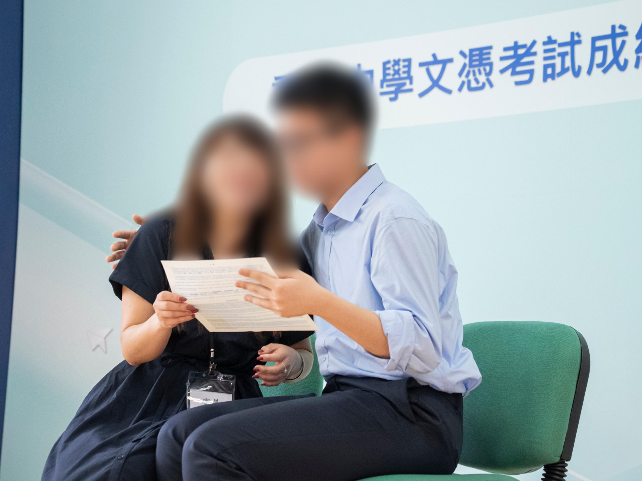 一名沙咀懲教所考生考獲5科最高共22分及公民與社會發展科達標的佳績，並與其母親分享喜悅。(政府新聞處)