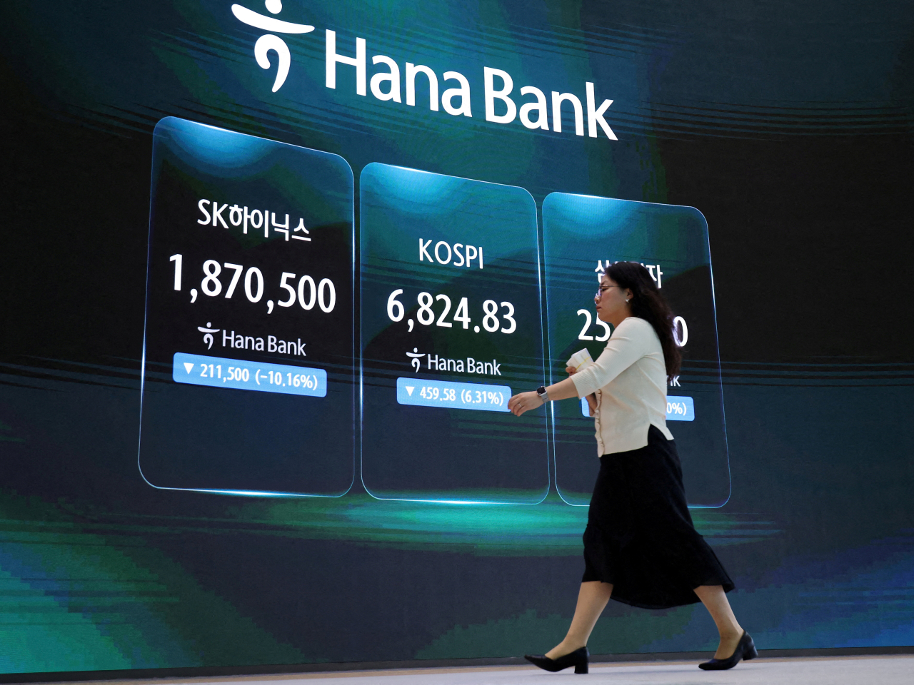The Kospi index in Seoul plunges on Thursday on the back of a sell-off in tech shares. Photo: Reuters