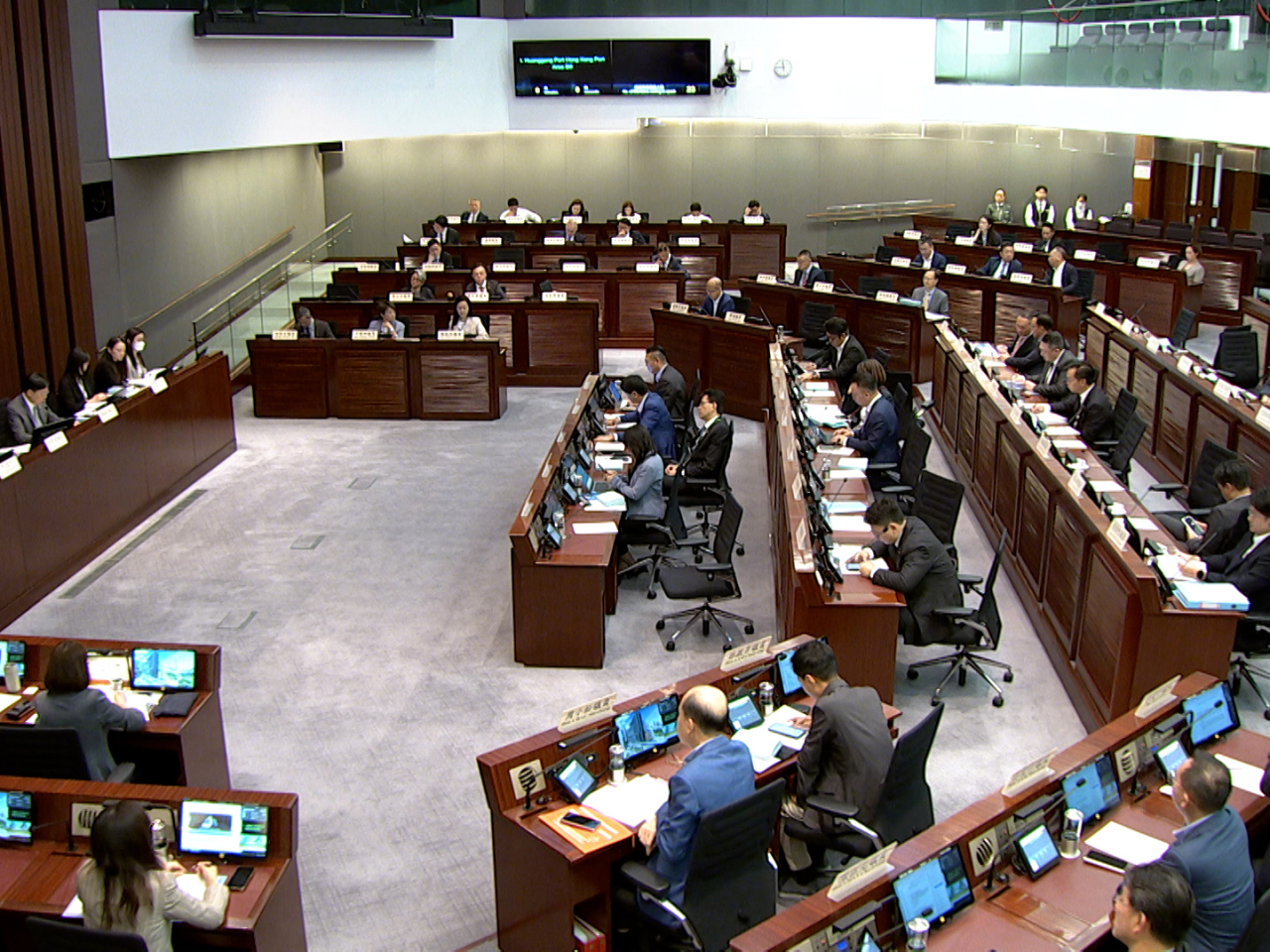 立法會內會召開特別會議，審議《皇崗口岸港方口岸區條例草案》。