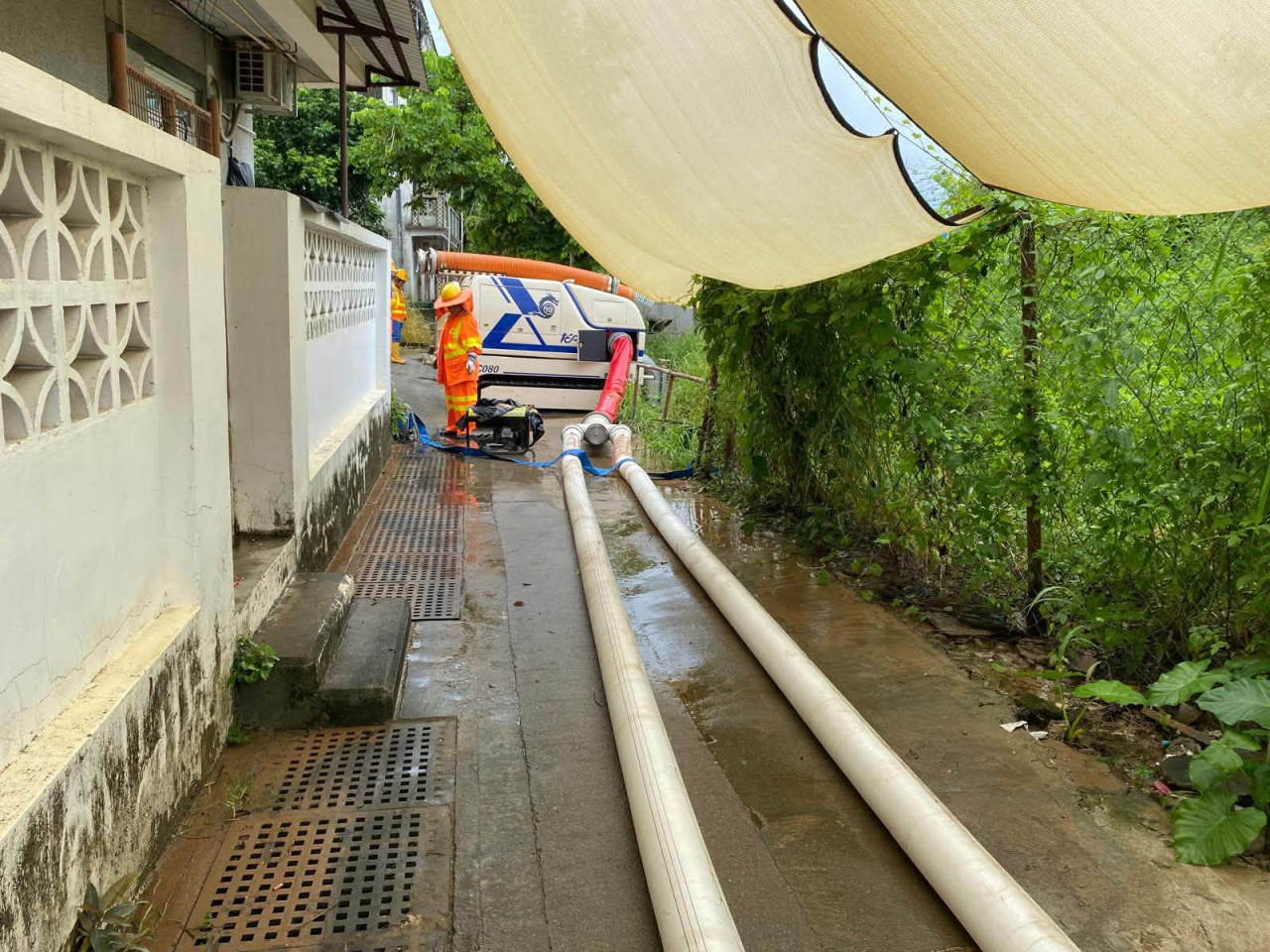 渠務署緊急應變隊伍已於元朗屏山塘坊村完成處理水浸。（渠務署社交網站圖片）