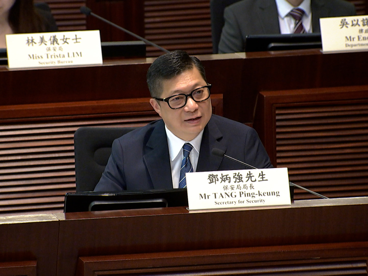 鄧炳強說，特區政府會與深方保持密切聯繫，在確保口岸具備安全、暢順運作的條件後，敲定正式開通日期。