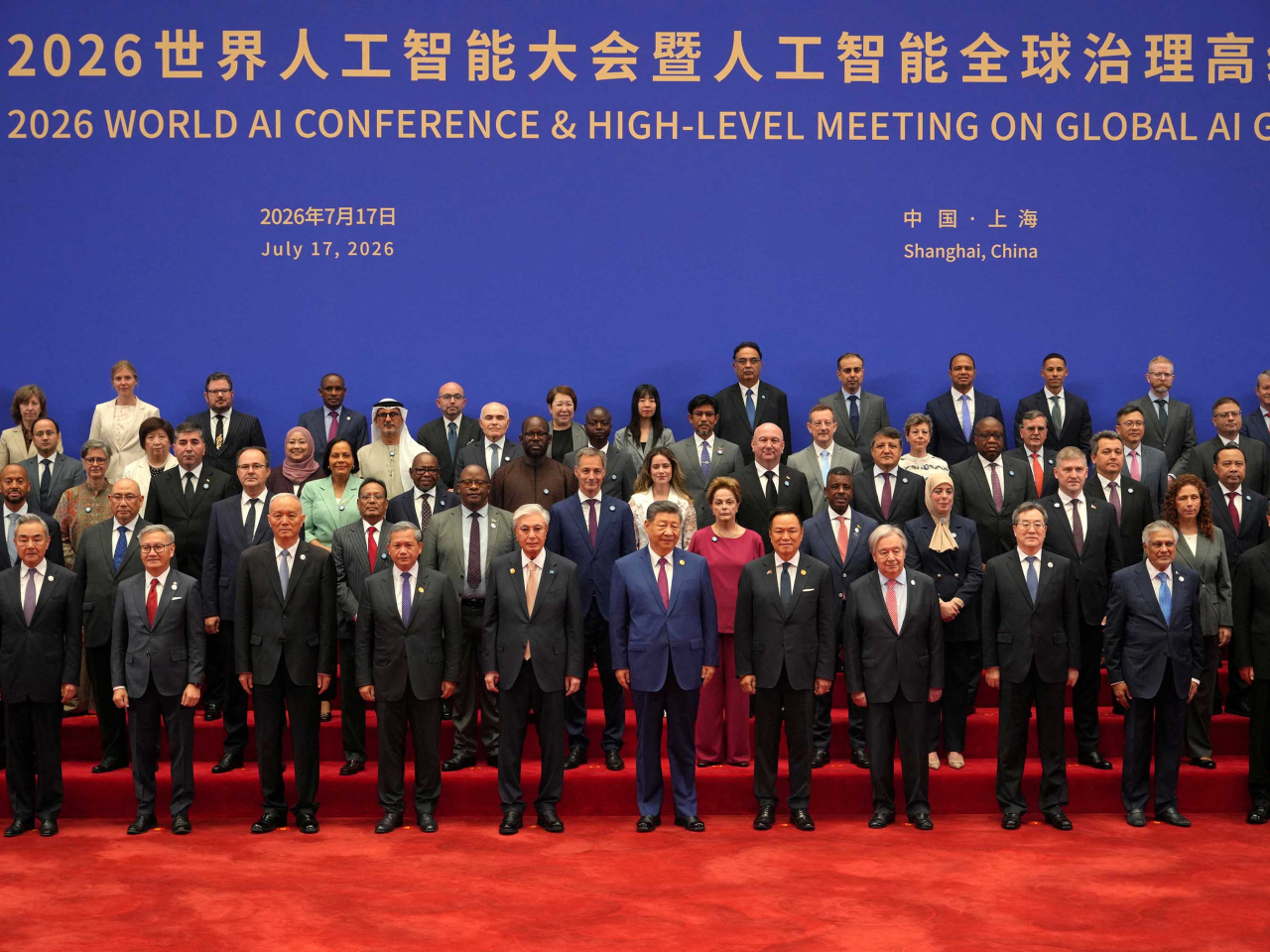 習近平習在2026世界人工智能大會暨人工智能全球治理高級別會議開幕式，發表主旨講話；他亦與一眾與會者合照。（路透社）