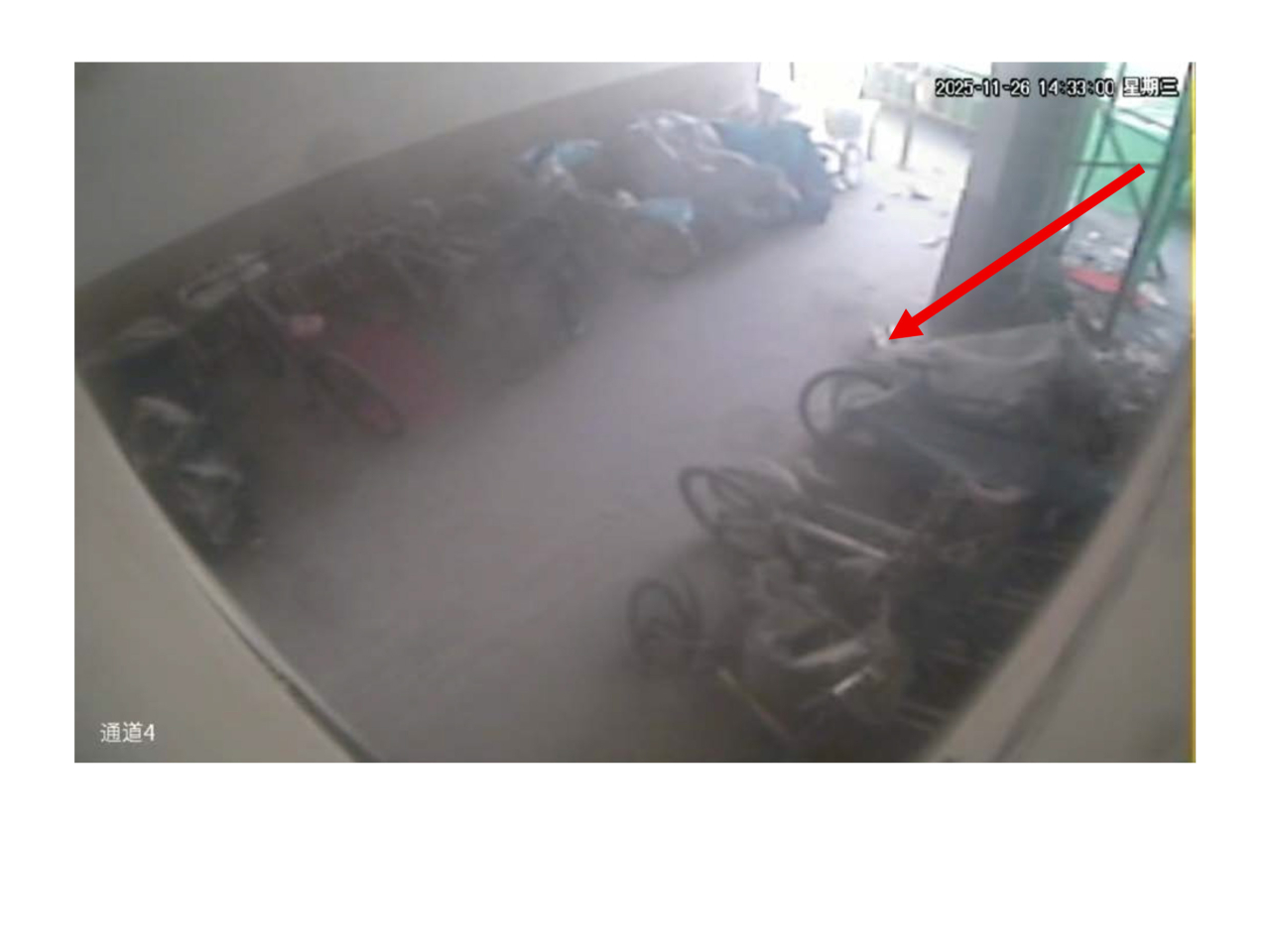 閉路電視截圖顯示，宏昌閣單車棚最早出現火災跡象，有煙霧由外面棚架飄入單車棚。（獨立委員會文件圖片）