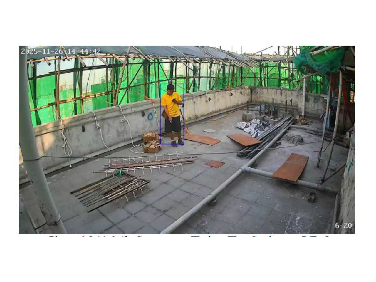 閉路電視顯示有身穿宏業建築制服的工人在宏昌閣天台吸煙。（獨立委員會文件圖片）
