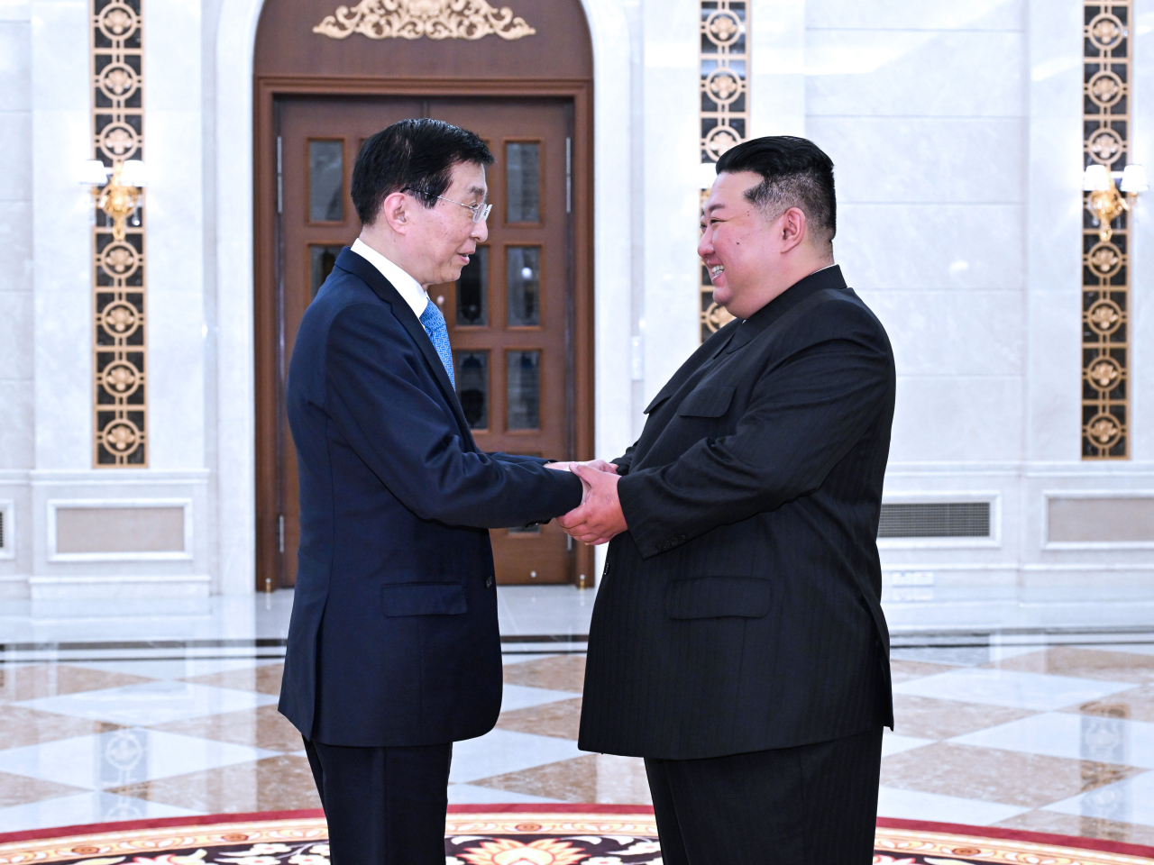 王滬寧一連三天訪問朝鮮，在平壤與金正恩會面。（新華社）