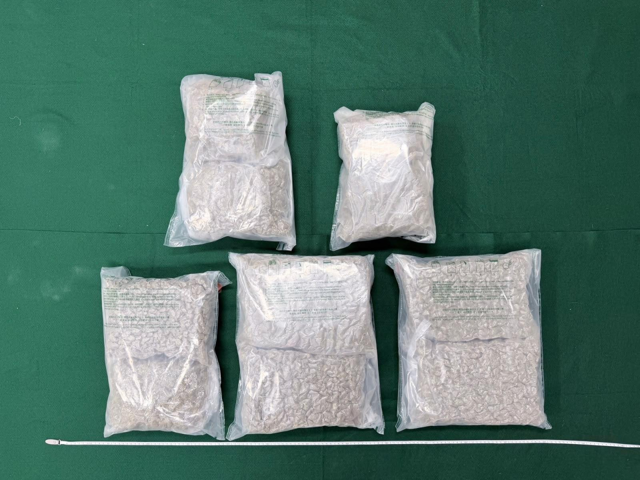 海關在該名中國籍男旅客的寄艙行李內檢獲的懷疑大麻花。(政府新聞處)