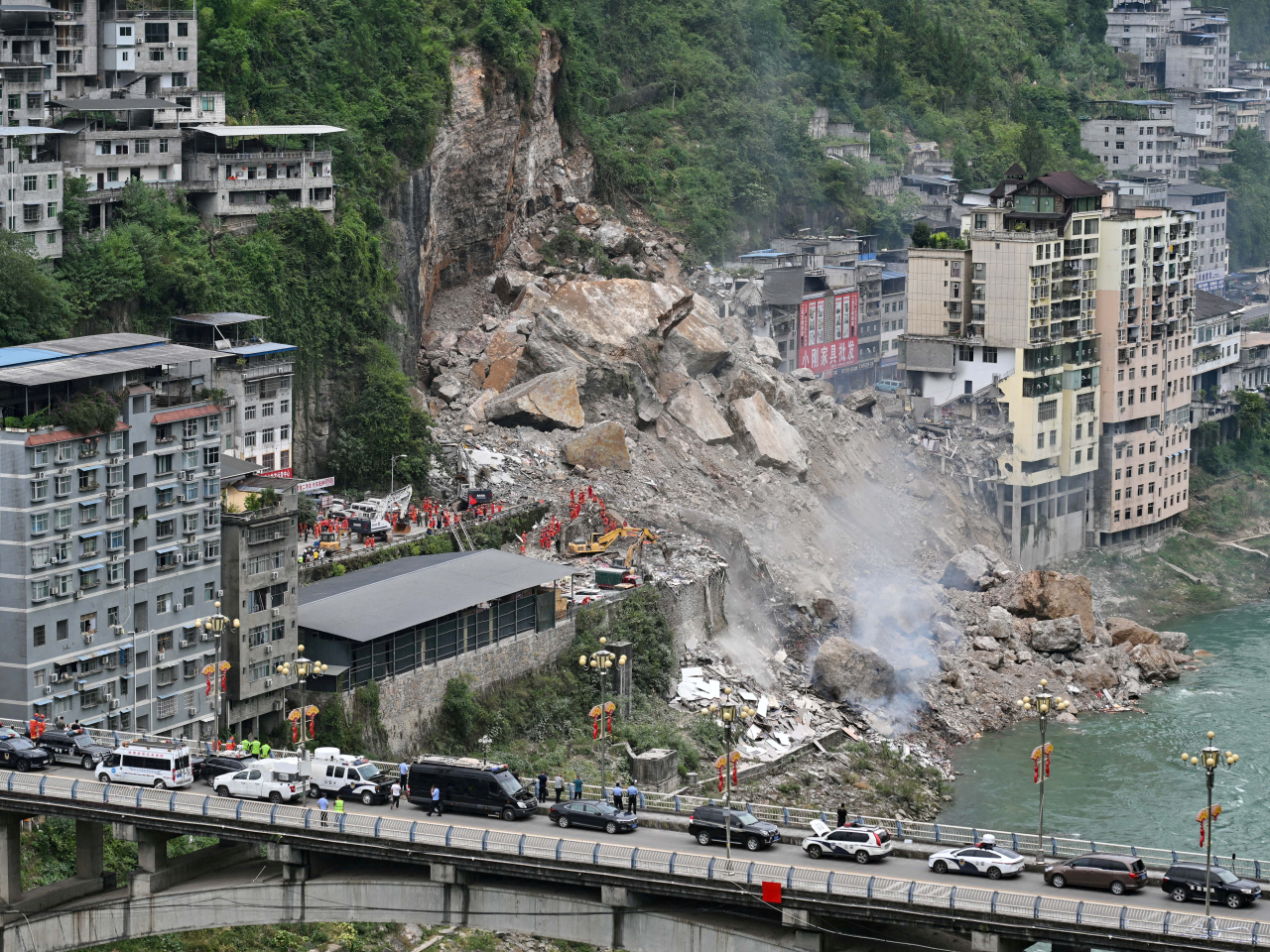 當局表示，今次山泥傾瀉體積約18000立方米，屬於大型山泥傾瀉。（路透社）